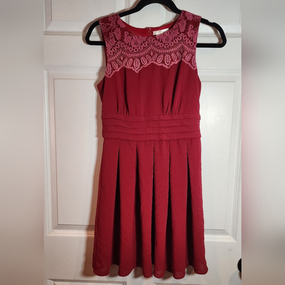 Esley Elegant Burgundy Red Lace Top Sleeveless Pleated Zip Back Mini Dress S